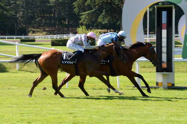 Photo d'arrivée de la course pmu PRIX DU CERCLE DE L'UNION à LYON-PARILLY le Lundi 22 juin 2020