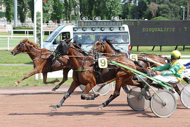 Photo d'arrivée de la course pmu PRIX DU PERCHE à VICHY le Mercredi 24 juin 2020