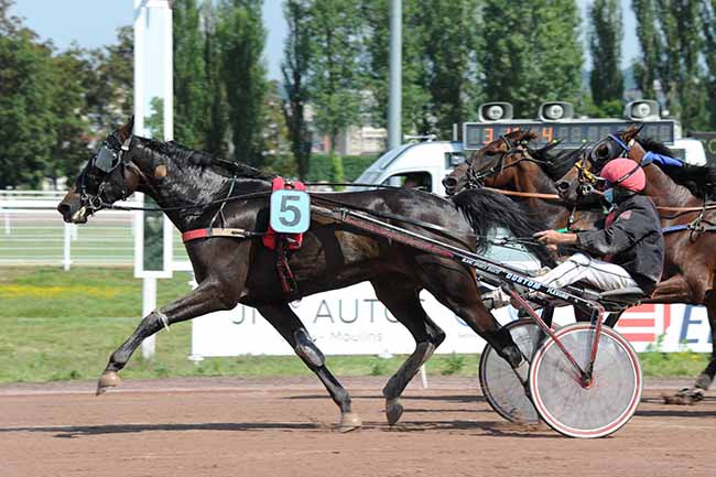 Photo d'arrivée de la course pmu PRIX DE ROCHEFORT MONTAGNE à VICHY le Mercredi 24 juin 2020