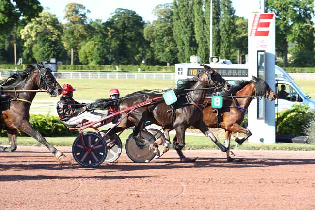 Photo d'arrivée de la course pmu PRIX DE ROUVROY à ENGHIEN le Mercredi 24 juin 2020