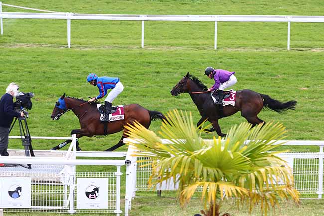 Photo d'arrivée de la course pmu PRIX DE BELLENGREVILLE à CLAIREFONTAINE le Vendredi 26 juin 2020