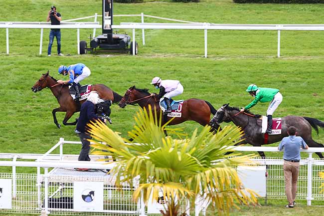 Photo d'arrivée de la course pmu PRIX DE PETIVILLE à CLAIREFONTAINE le Vendredi 26 juin 2020