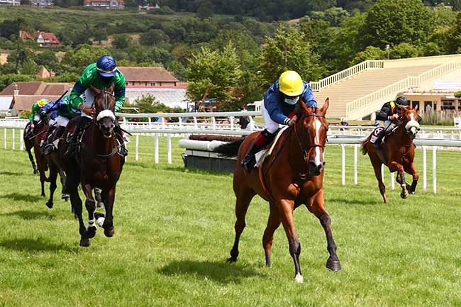 Photo d'arrivée de la course pmu PRIX DES FORSYTHIAS à CLAIREFONTAINE le Lundi 29 juin 2020