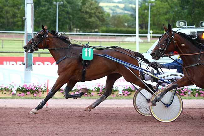 Photo d'arrivée de la course pmu PRIX DE GRANVILLE à CABOURG le Vendredi 3 juillet 2020