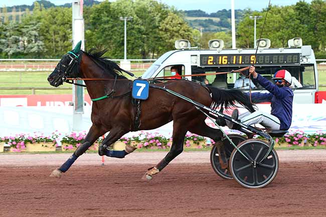 Photo d'arrivée de la course pmu PRIX DU MONT SAINT-MICHEL à CABOURG le Vendredi 3 juillet 2020