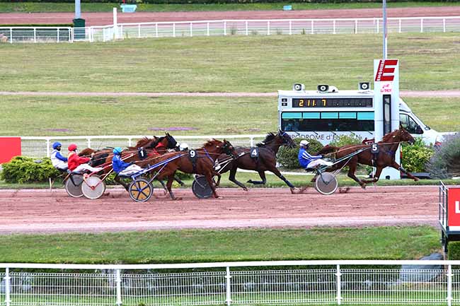 Photo d'arrivée de la course pmu PRIX DE L'ECOLE MILITAIRE à ENGHIEN le Samedi 4 juillet 2020