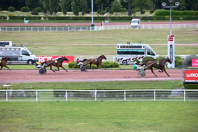 Photo d'arrivée de la course pmu PRIX D'ORGEVAL à ENGHIEN le Samedi 4 juillet 2020