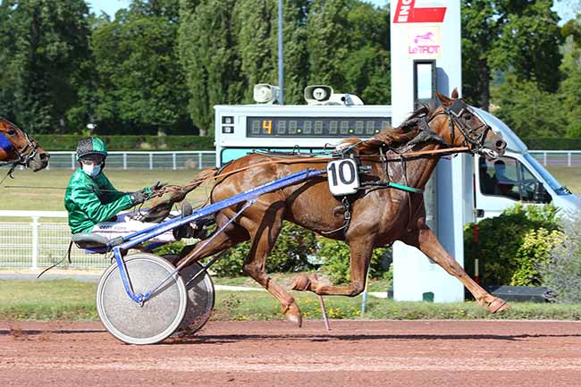 Photo d'arrivée de la course pmu PRIX QUIPROQUO II à ENGHIEN le Mercredi 8 juillet 2020