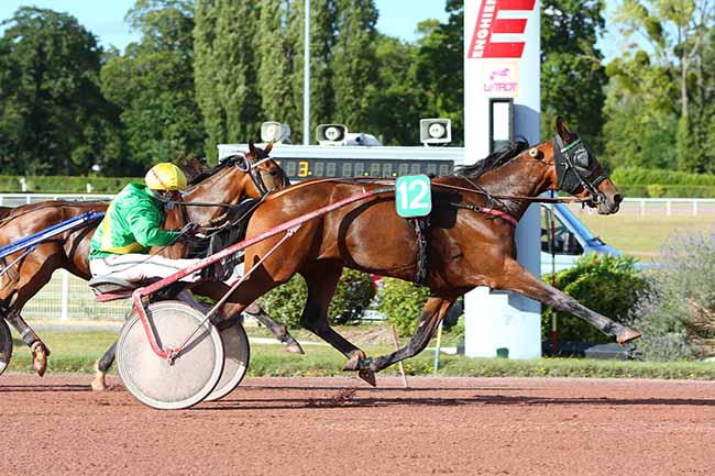 Photo d'arrivée de la course pmu PRIX DE LA TOUR SAINT-JACQUES à ENGHIEN le Mercredi 8 juillet 2020