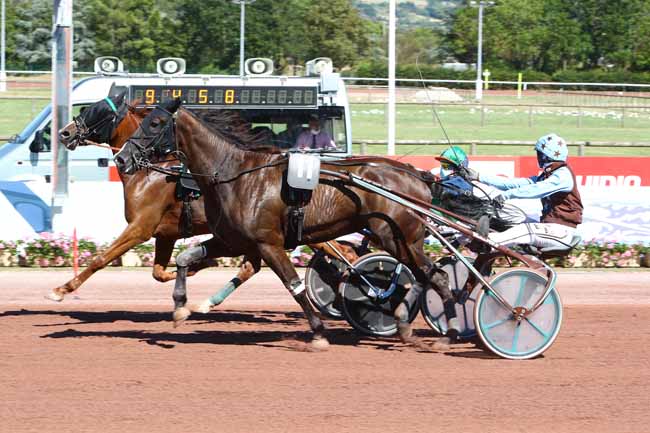 Photo d'arrivée de la course pmu PRIX DE BREHAL à CABOURG le Vendredi 10 juillet 2020