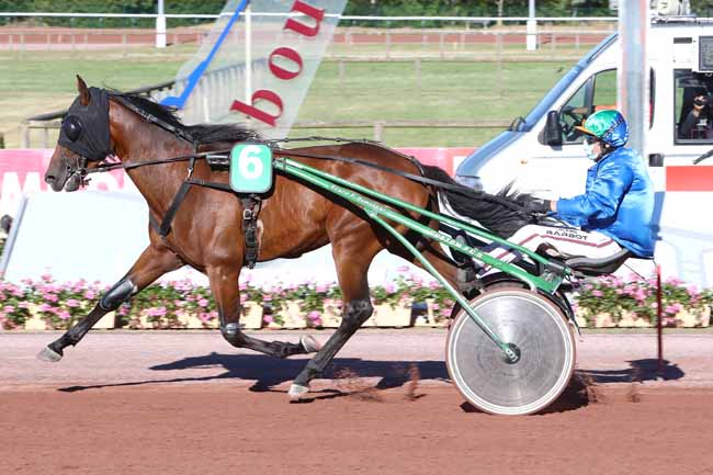 Photo d'arrivée de la course pmu PRIX DE DOMFRONT à CABOURG le Vendredi 10 juillet 2020