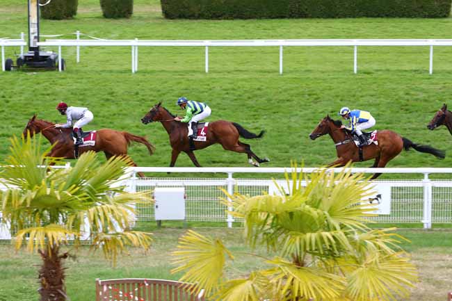 Photo d'arrivée de la course pmu PRIX DE LA PROMENADE PLANTEE à CLAIREFONTAINE le Vendredi 10 juillet 2020