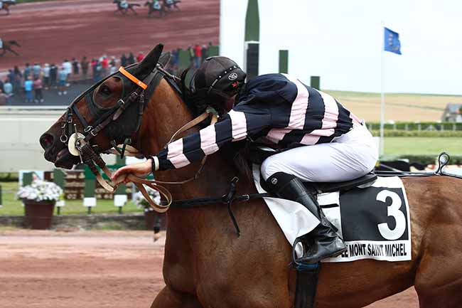 Photo d'arrivée de la course pmu PRIX DES BENEVOLES à LE MONT SAINT MICHEL le Mercredi 15 juillet 2020