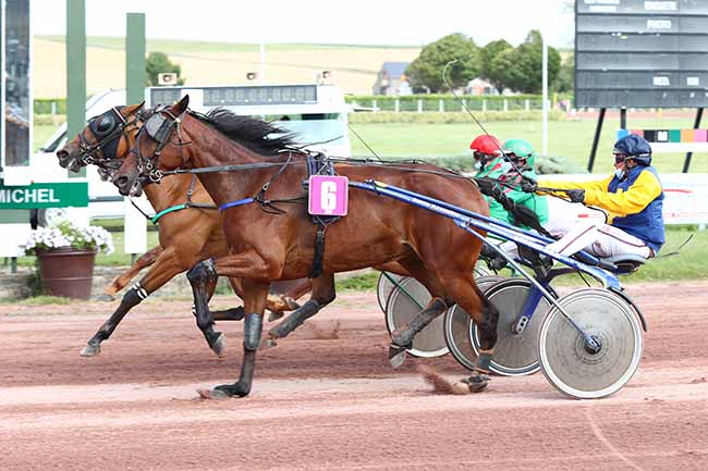Photo d'arrivée de la course pmu PRIX AGRI PLEINE FOUGERES à LE MONT SAINT MICHEL le Mercredi 15 juillet 2020