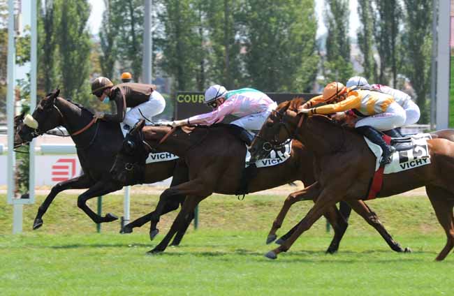 Photo d'arrivée de la course pmu PRIX HUBERT DE CATHEU à VICHY le Mardi 21 juillet 2020