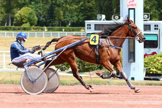 Photo d'arrivée de la course pmu PRIX DE VOUVRAY à ENGHIEN le Dimanche 26 juillet 2020