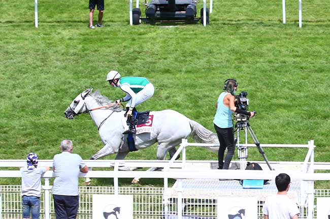 Photo d'arrivée de la course pmu PRIX DU PARI MUTUEL HIPPODROME à CLAIREFONTAINE le Vendredi 31 juillet 2020