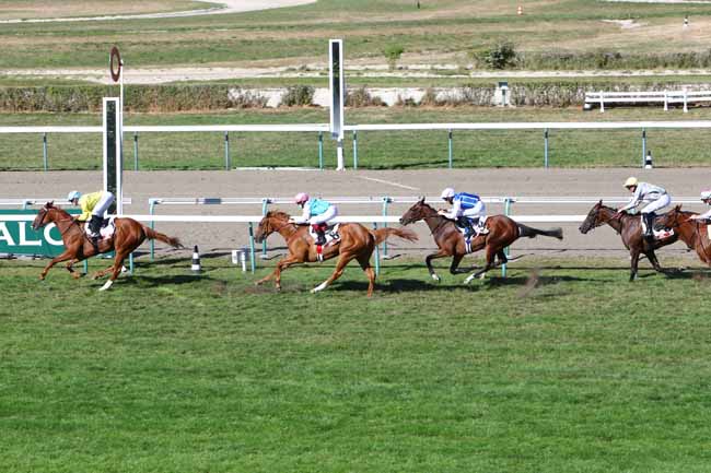 Photo d'arrivée de la course pmu PRIX LA COURSE DES GRANDES GUEULES à DEAUVILLE le Jeudi 6 août 2020
