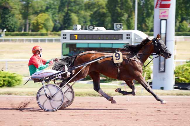 Photo d'arrivée de la course pmu PRIX DE MERICOURT à ENGHIEN le Dimanche 9 août 2020