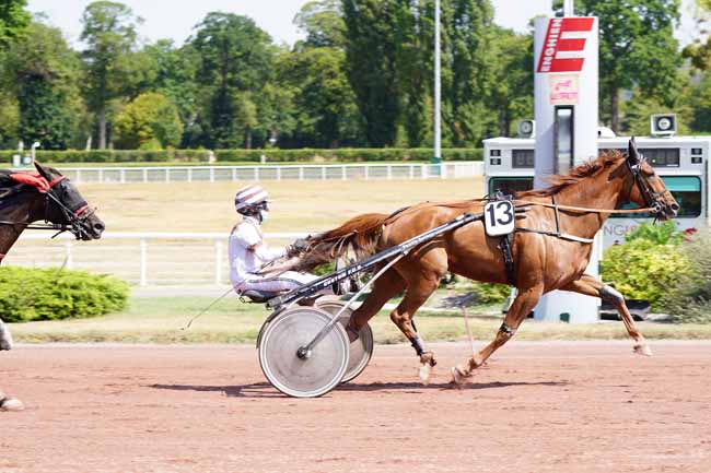 Photo d'arrivée de la course pmu PRIX DE LA PLAINE MONCEAU à ENGHIEN le Dimanche 9 août 2020