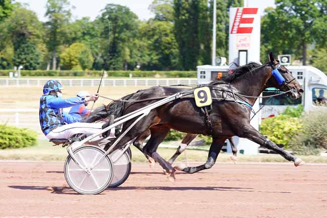Photo d'arrivée de la course pmu PRIX DES TERNES à ENGHIEN le Dimanche 9 août 2020