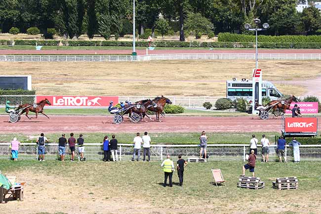 Photo d'arrivée de la course pmu PRIX DE VAUVILLERS à ENGHIEN le Mercredi 12 août 2020