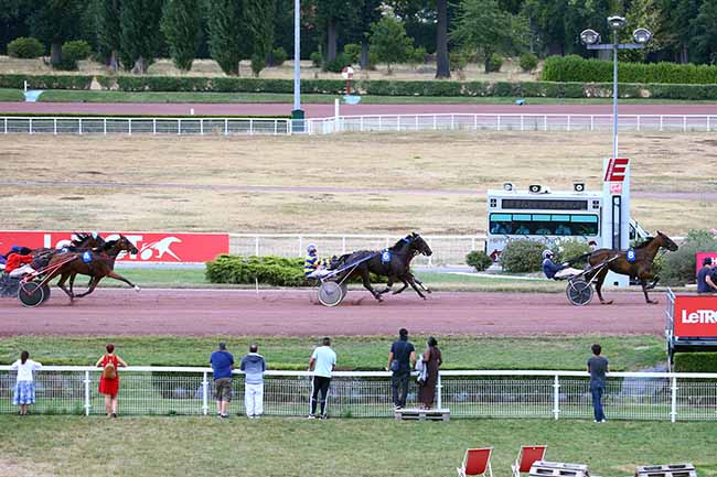 Photo d'arrivée de la course pmu PRIX DE LA PORTE DE VERSAILLES à ENGHIEN le Mercredi 12 août 2020