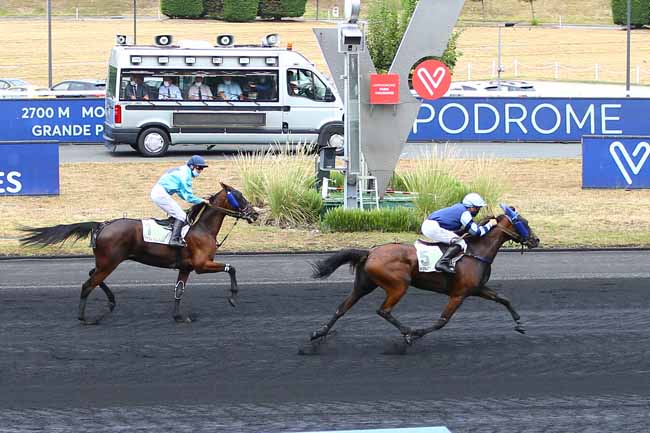 Photo d'arrivée de la course pmu PRIX KOZYR à PARIS-VINCENNES le Samedi 15 août 2020
