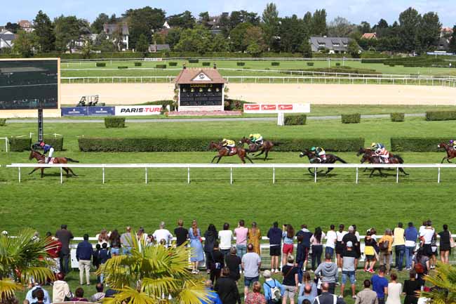 Photo d'arrivée de la course pmu PRIX DE LA VILLE DE TOURGEVILLE à CLAIREFONTAINE le Mercredi 26 août 2020