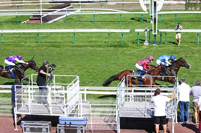 Photo d'arrivée de la course pmu PRIX DU CLUB DES GENTLEMEN-RIDERS ET CAVALIERES à COMPIEGNE le Lundi 14 septembre 2020