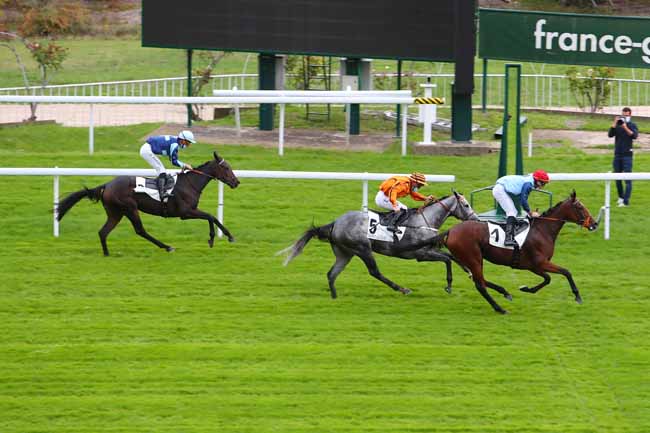Photo d'arrivée de la course pmu PRIX GLORIEUSE à SAINT-CLOUD le Jeudi 8 octobre 2020