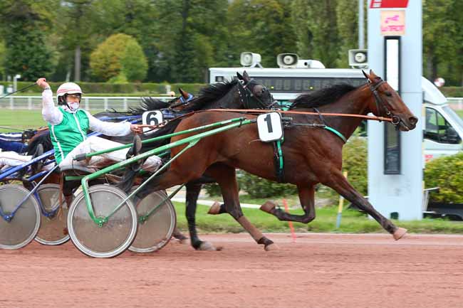 Photo d'arrivée de la course pmu PRIX DE LA PLACE DES VOSGES à ENGHIEN le Jeudi 8 octobre 2020