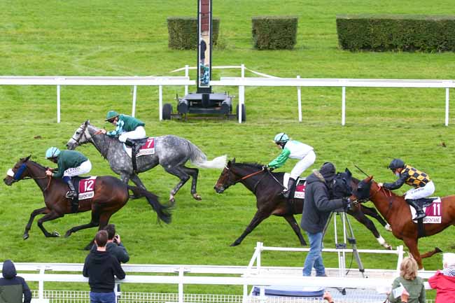 Photo d'arrivée de la course pmu PRIX DU BOTTEY à CLAIREFONTAINE le Lundi 19 octobre 2020