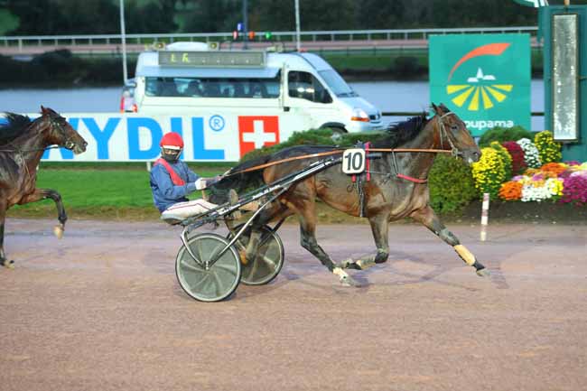 Photo d'arrivée de la course pmu GRAND PRIX ANDRE DE LA VAISSIERE à LAVAL le Dimanche 1 novembre 2020