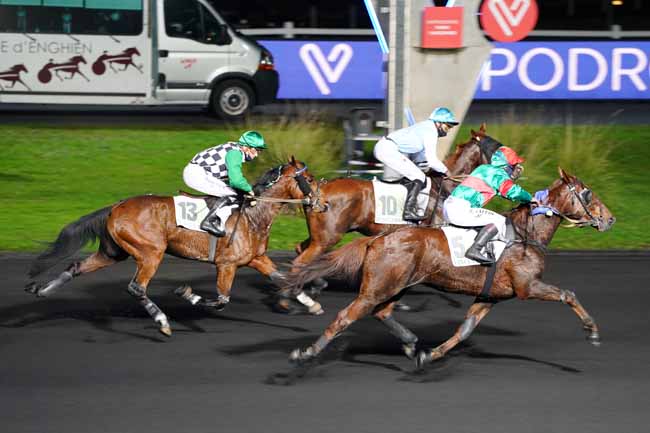 Photo d'arrivée de la course pmu PRIX HYPERION à PARIS-VINCENNES le Vendredi 13 novembre 2020
