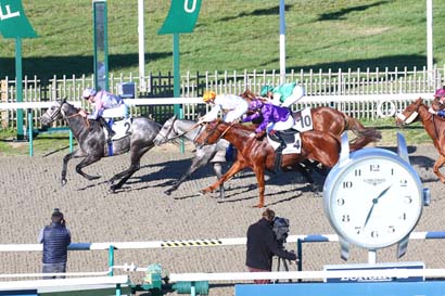 Photo d'arrivée de la course pmu PRIX DU HALLAGE à CHANTILLY le Mercredi 18 novembre 2020