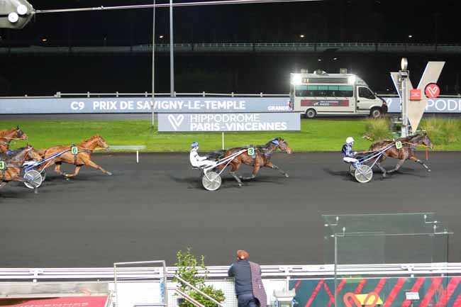 Photo d'arrivée de la course pmu PRIX DE SAVIGNY-LE-TEMPLE à PARIS-VINCENNES le Dimanche 22 novembre 2020