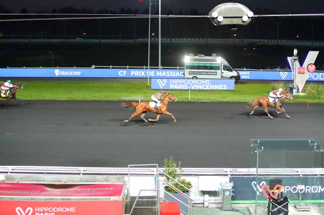 Photo d'arrivée de la course pmu PRIX DE MASSIAC à PARIS-VINCENNES le Jeudi 26 novembre 2020
