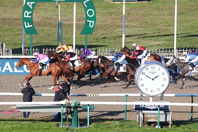Photo d'arrivée de la course pmu PRIX DE LA PETITE PELOUSE à CHANTILLY le Samedi 28 novembre 2020
