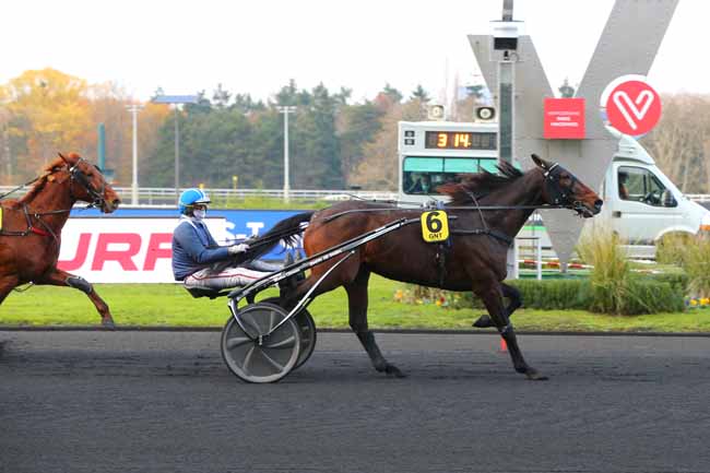 Photo d'arrivée de la course pmu FINALE DU GRAND NATIONAL DU TROT PARIS-TURF à PARIS-VINCENNES le Dimanche 6 décembre 2020