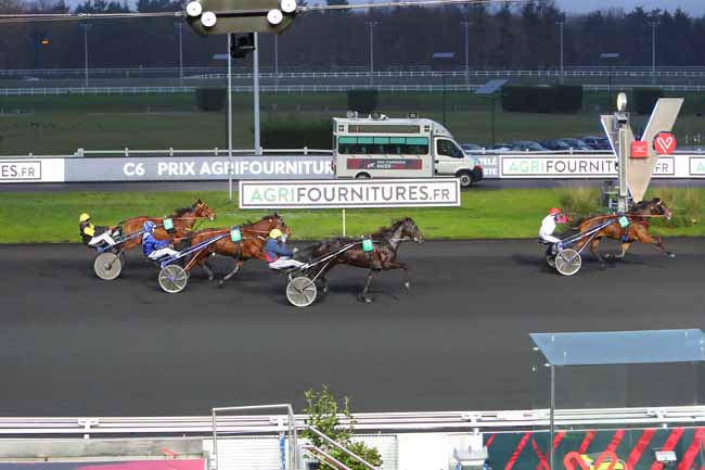 Photo d'arrivée de la course pmu PRIX AGRIFOURNITURES.FR à PARIS-VINCENNES le Dimanche 13 décembre 2020