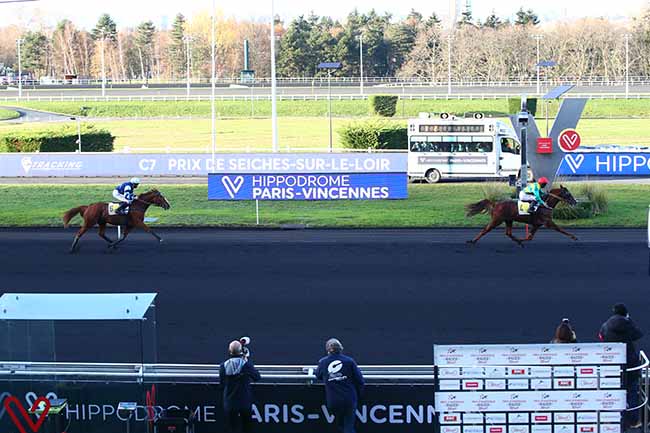 Photo d'arrivée de la course pmu PRIX DE SEICHES-SUR-LE-LOIR à PARIS-VINCENNES le Mardi 15 décembre 2020