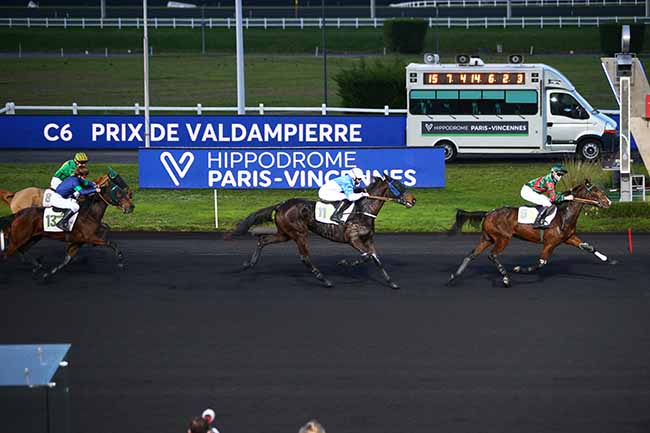 Photo d'arrivée de la course pmu PRIX DE VALDAMPIERRE à PARIS-VINCENNES le Vendredi 18 décembre 2020