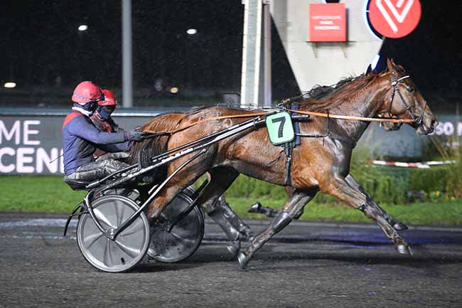 Photo d'arrivée de la course pmu PRIX DE FOUGERES à PARIS-VINCENNES le Dimanche 27 décembre 2020