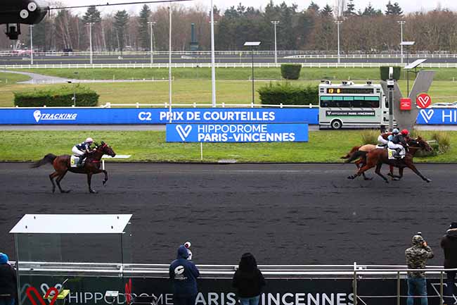 Photo d'arrivée de la course pmu PRIX DE COURTEILLES à PARIS-VINCENNES le Mardi 29 décembre 2020