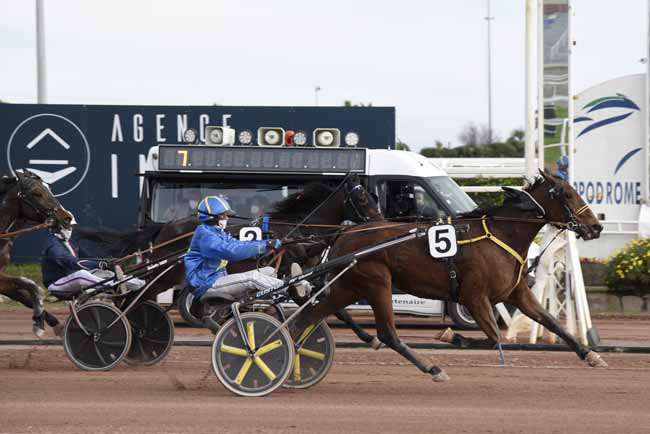 Photo d'arrivée de la course pmu PRIX HENRI CALLIER à CAGNES-SUR-MER le Mardi 9 février 2021