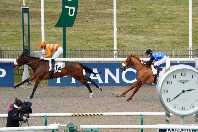 Photo d'arrivée de la course pmu PRIX DU CHATEAU DE LA REINE BLANCHE à CHANTILLY le Vendredi 19 février 2021