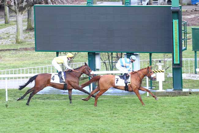 Photo d'arrivée de la course pmu PRIX DU JARDIN DES TOURNEROCHES à SAINT-CLOUD le Jeudi 11 mars 2021