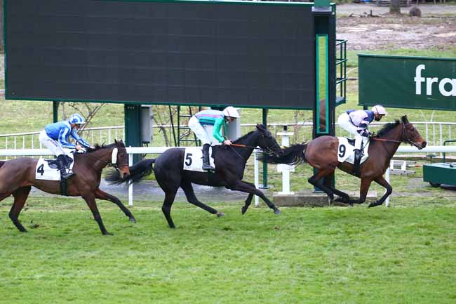 Photo d'arrivée de la course pmu PRIX LAVAREDE à SAINT-CLOUD le Jeudi 11 mars 2021