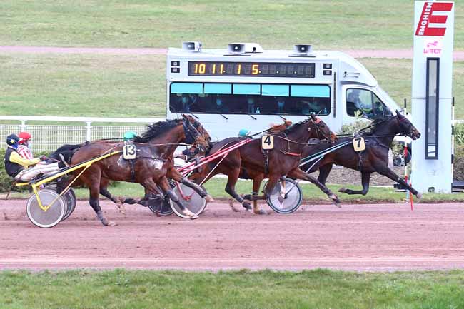 Photo d'arrivée de la course pmu PRIX DE SAINT-PIERRE-LE-MOUTIER à ENGHIEN le Vendredi 12 mars 2021